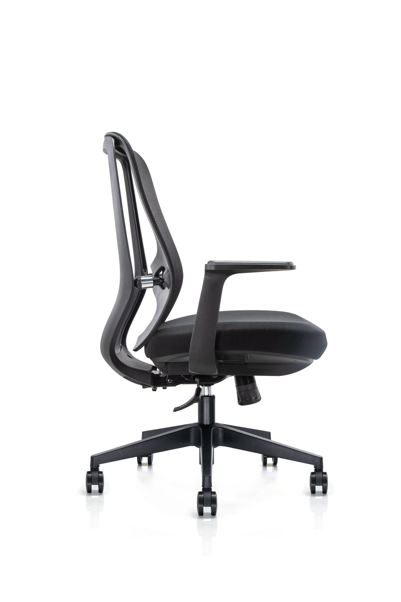 Seitliche Ansicht eines schwarzen ergonomischen Bürodrehstuhls mit atmungsaktivem Netzrücken, gepolsterter Sitzfläche, festen Armlehnen, höhenverstellbarer Sitzmechanik und stabilem fünfarmigem Fußkreuz mit Rollen für den professionellen Büroarbeitsplatz - Office Möbel