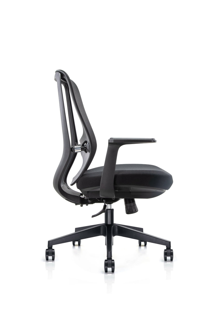 Seitliche Ansicht eines schwarzen ergonomischen Bürodrehstuhls mit atmungsaktivem Netzrücken, gepolsterter Sitzfläche, festen Armlehnen, höhenverstellbarer Sitzmechanik und stabilem fünfarmigem Fußkreuz mit Rollen für den professionellen Büroarbeitsplatz - Office Möbel