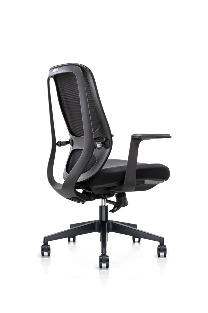 Seitliche Ansicht eines schwarzen ergonomischen Bürodrehstuhls mit atmungsaktivem Netzrücken, gepolsterter Sitzfläche, festen Armlehnen, höhenverstellbarer Sitzmechanik sowie stabilem fünfarmigem Fußkreuz mit Rollen für den professionellen Büroarbeitsplatz -Office Möbel