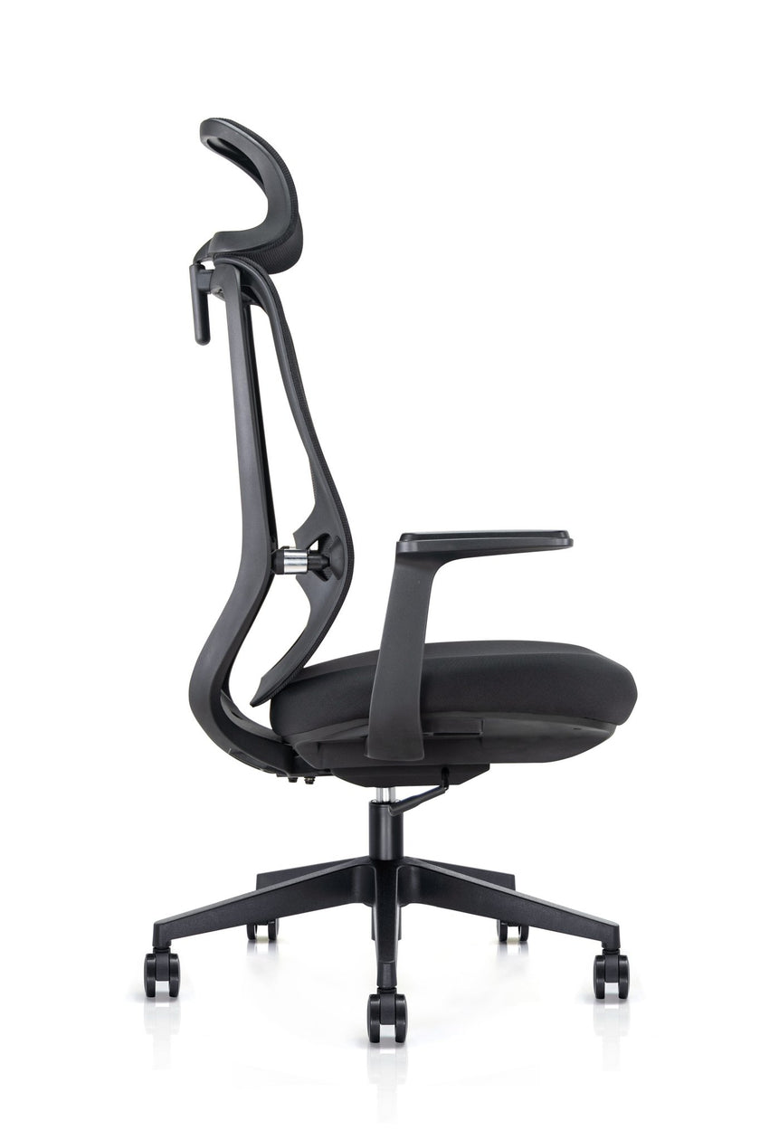 Schwarzer ergonomischer Bürodrehstuhl in Seitenansicht mit atmungsaktivem Netzrücken, höhenverstellbarer Kopfstütze, gepolsterter Sitzfläche, Armlehnen und stabilem Fußkreuz mit Rollen für den professionellen Büroarbeitsplatz - Office Möbel