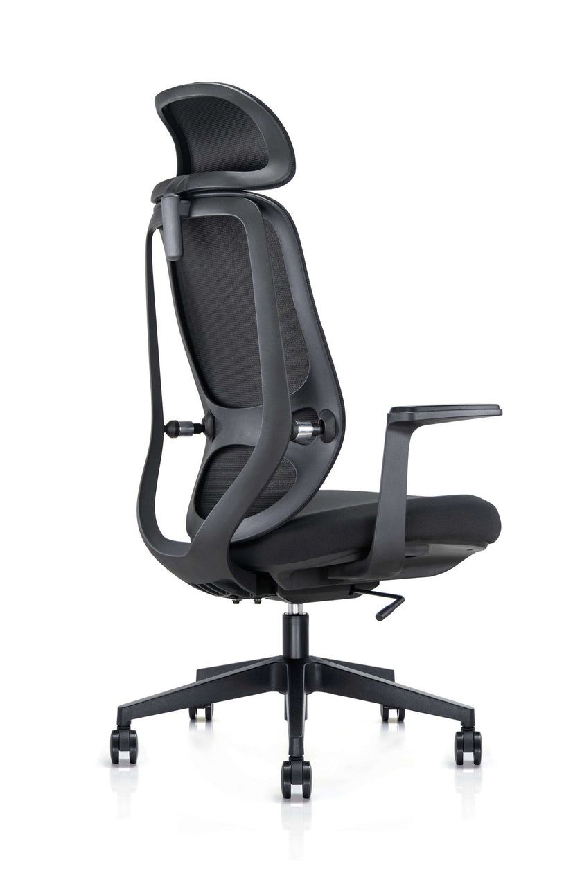 Schwarzer ergonomischer Bürodrehstuhl in Seitenansicht mit atmungsaktivem Netzrücken, höhenverstellbarer Kopfstütze, gepolsterter Sitzfläche, Armlehnen sowie stabilem Fußkreuz mit Rollen für den professionellen Büroeinsatz - Office Möbel