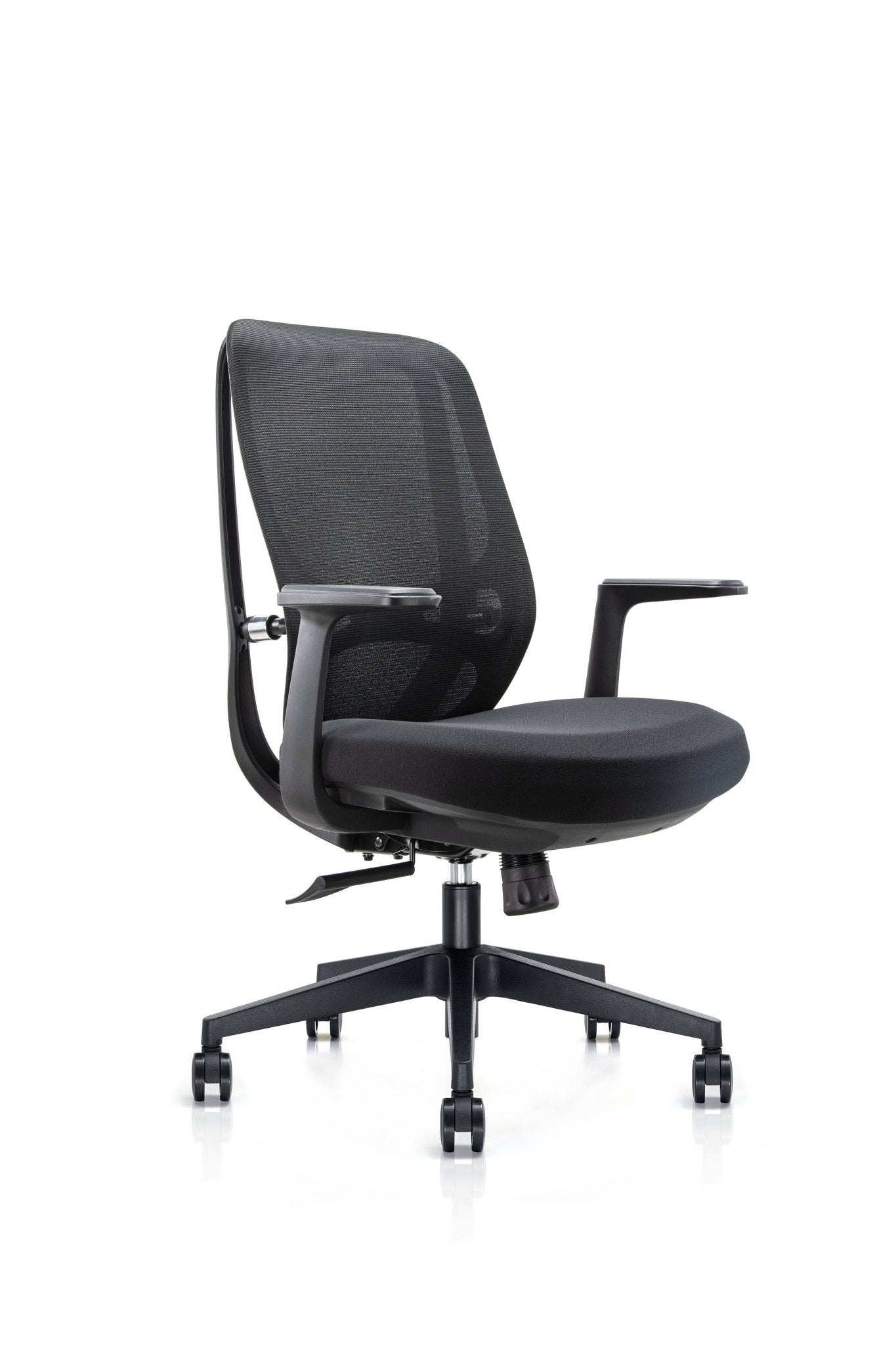 Schwarzer ergonomischer Bürodrehstuhl in schräger Seitenansicht mit atmungsaktivem Netzrücken, gepolsterter Sitzfläche, festen Armlehnen und stabilem Drehfuß mit Rollen für den modernen Büroarbeitsplatz - Office Möbel