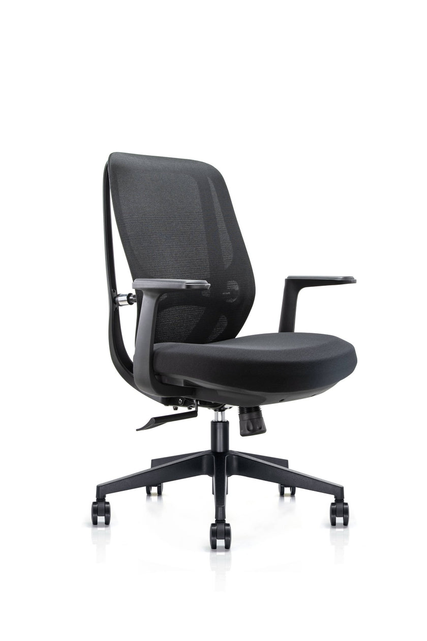 Schwarzer ergonomischer Bürodrehstuhl in schräger Seitenansicht mit atmungsaktivem Netzrücken, gepolsterter Sitzfläche, festen Armlehnen und stabilem Drehfuß mit Rollen für den modernen Büroarbeitsplatz - Office Möbel