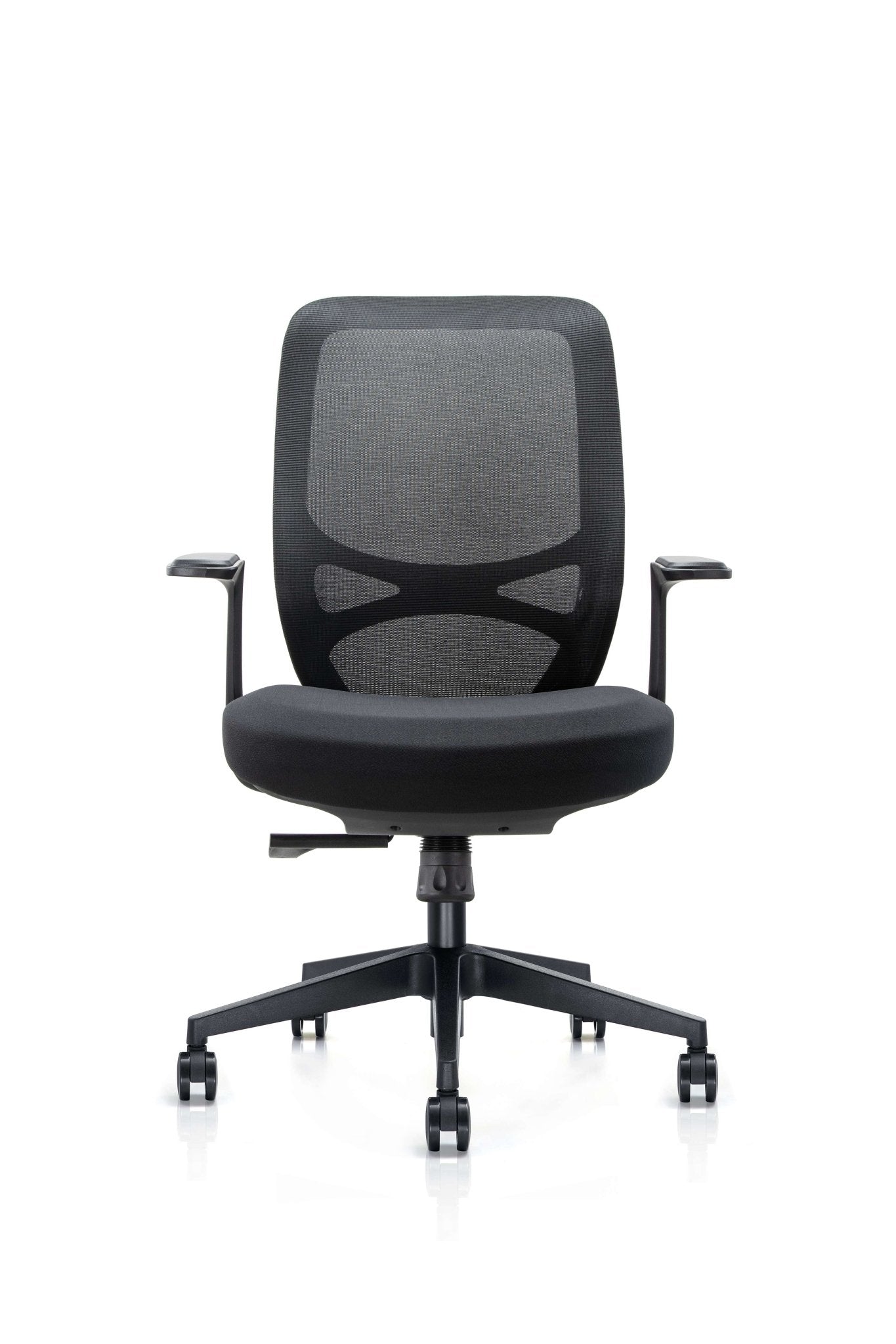 Frontansicht eines schwarzen ergonomischen Bürodrehstuhls mit atmungsaktivem Netzrücken, gepolsterter Sitzfläche, festen Armlehnen sowie stabilem fünfarmigem Fußkreuz mit Rollen für den professionellen Büroarbeitsplatz - Office Möbel