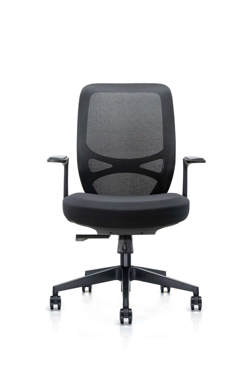 Frontansicht eines schwarzen ergonomischen Bürodrehstuhls mit atmungsaktivem Netzrücken, gepolsterter Sitzfläche, festen Armlehnen sowie stabilem fünfarmigem Fußkreuz mit Rollen für den professionellen Büroarbeitsplatz - Office Möbel