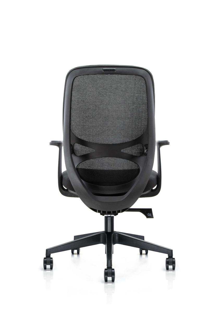 Rückansicht eines schwarzen ergonomischen Bürodrehstuhls mit atmungsaktivem Netzrücken, stabiler Rückenrahmenkonstruktion, festen Armlehnen sowie fünfarmigem Fußkreuz mit Rollen für den professionellen Büroarbeitsplatz - Office Möbel