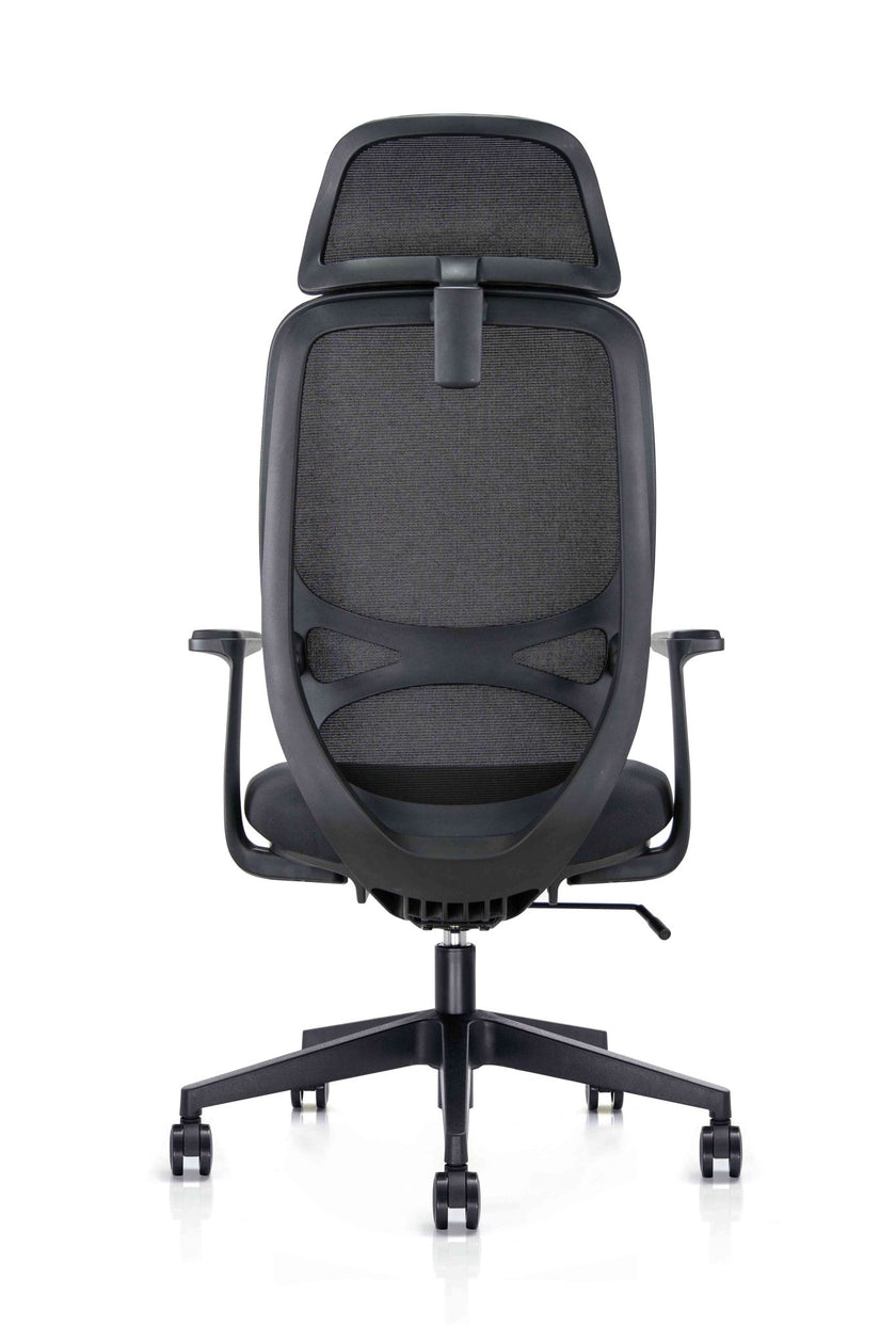 Rückansicht eines schwarzen ergonomischen Bürodrehstuhls mit atmungsaktivem Netzrücken, integrierter Kopfstütze, stabiler Rückenrahmenkonstruktion, Armlehnen sowie fünfarmigem Fußkreuz mit Rollen für den professionellen Büroarbeitsplatz - Office Möbel