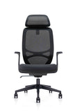 Frontansicht eines schwarzen ergonomischen Bürostuhls mit atmungsaktivem Netzrücken, integrierter Kopfstütze, gepolsterter Sitzfläche, Armlehnen und stabilem Drehfuß mit Rollen für den professionellen Büroarbeitsplatz - Office Möbel