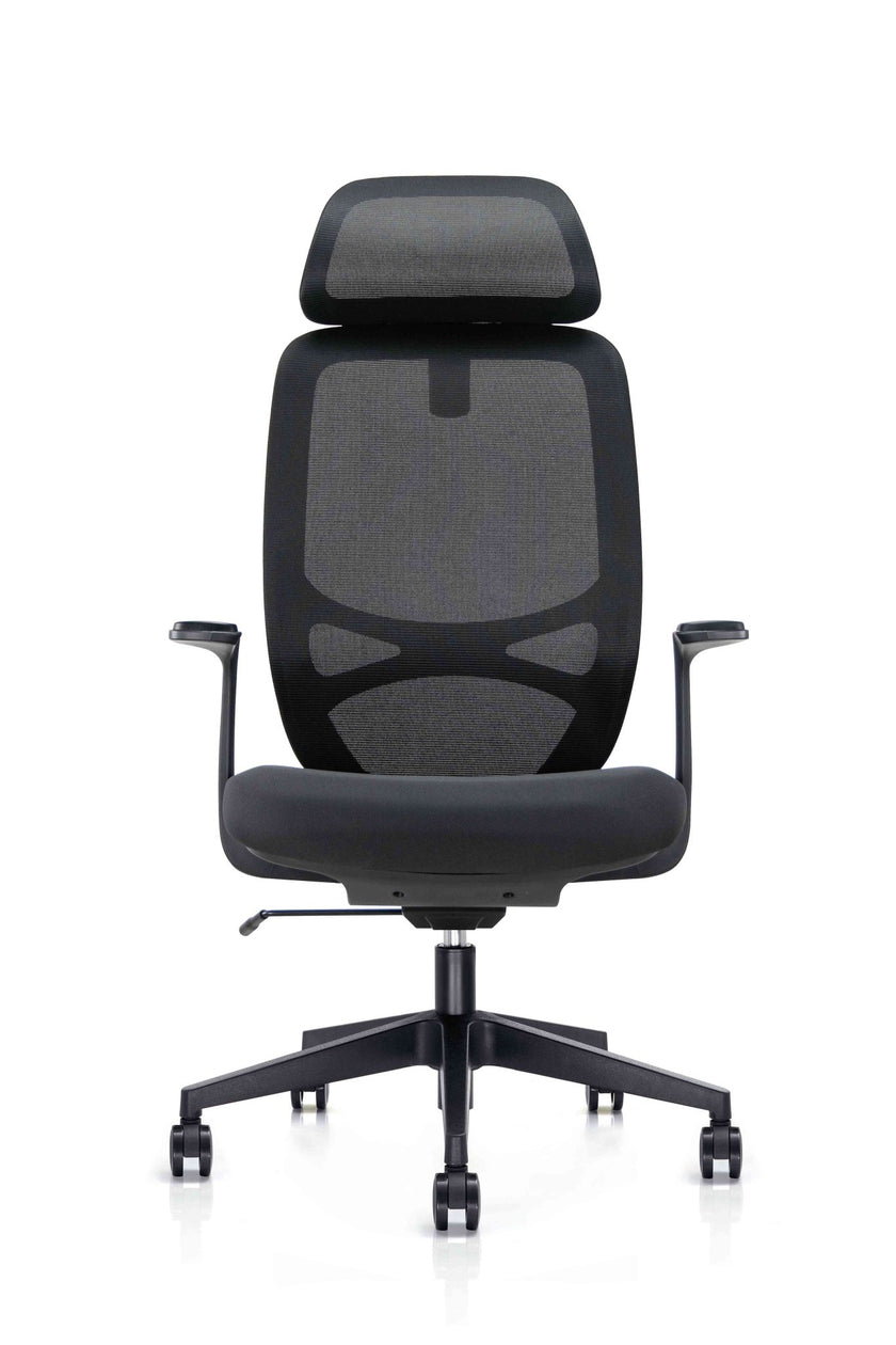 Frontansicht eines schwarzen ergonomischen Bürostuhls mit atmungsaktivem Netzrücken, integrierter Kopfstütze, gepolsterter Sitzfläche, Armlehnen und stabilem Drehfuß mit Rollen für den professionellen Büroarbeitsplatz - Office Möbel