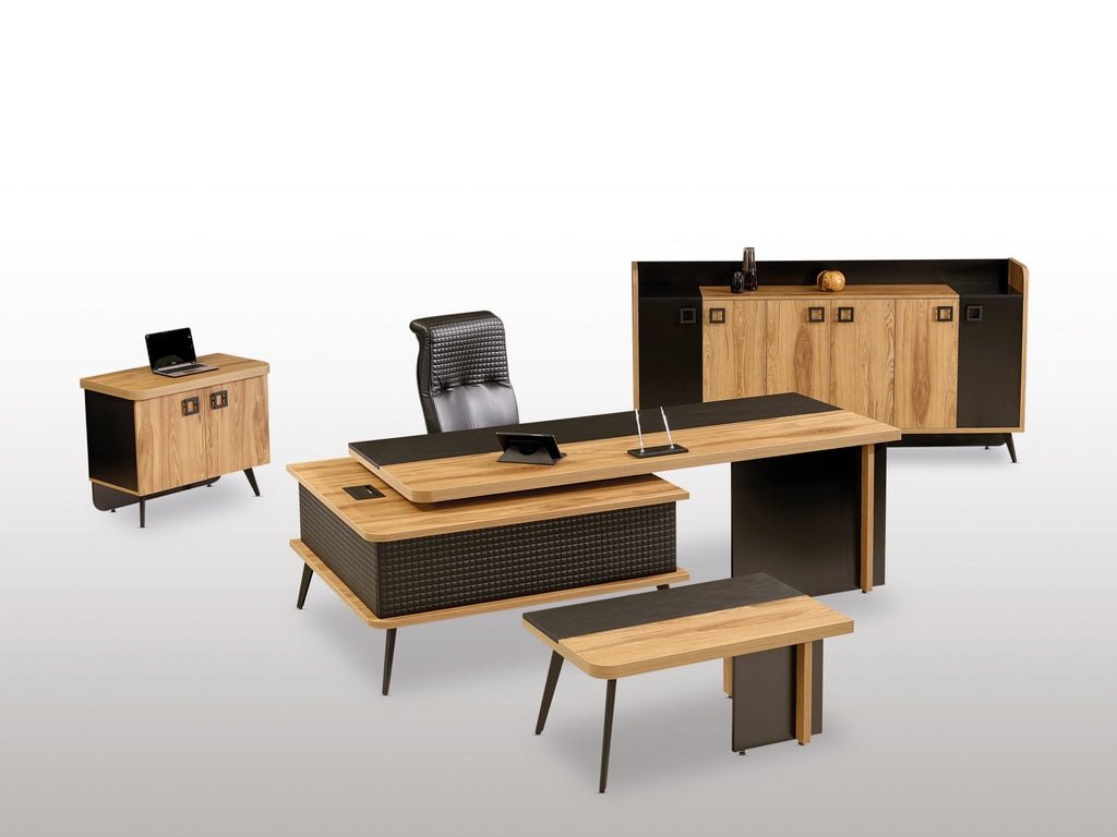 Hochwertiges Manager-Büroset mit großem Schreibtisch, Sideboard, Rollcontainer und Beistelltisch in natürlicher Eichenholz-Optik, kombiniert mit mattschwarzen Flächen, filigranen Metallfüßen und klarer, moderner Linienführung- Office Möbel