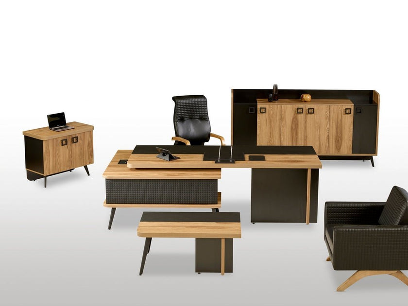 Modernes Büroensemble bestehend aus großem Schreibtisch, Rollcontainer, Sideboard, Couchtisch und Loungesessel in heller Holz-Optik mit schwarzen Elementen und klarer, zeitgemäßer Formensprache - Office Möbel